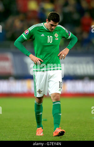 Kyle Lafferty aus Nordirland sieht nach dem Finalpfiff während der UEFA Euro 2016 Qualifikation in der Arena Nationala, Bukarest, deprimiert aus. Stockfoto