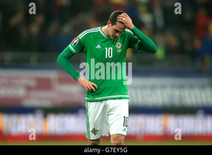 Kyle Lafferty aus Nordirland sieht nach dem Finalpfiff während der UEFA Euro 2016 Qualifikation in der Arena Nationala, Bukarest, deprimiert aus. Stockfoto