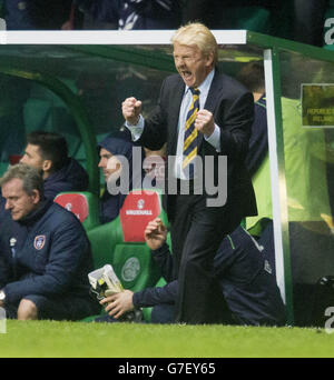 Schottland-Manager Gordon Strachan feiert beim Schlusspfiff Stockfoto