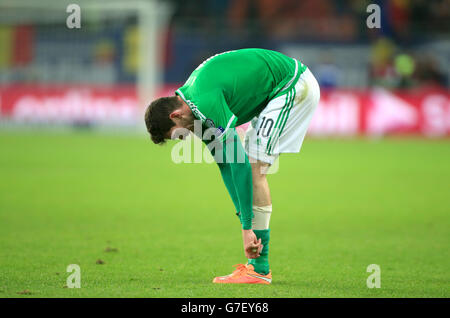 Kyle Lafferty aus Nordirland sieht nach dem Finalpfiff während der UEFA Euro 2016 Qualifikation in der Arena Nationala, Bukarest, deprimiert aus. Stockfoto