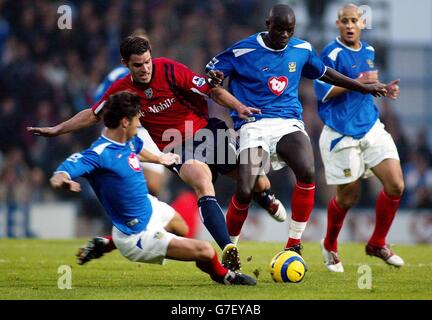 Bernt Haas (2. L) von West Bromwich Albion wird von Dejan Stefanovic (L) von Portsmouth und Amdy Faye während ihres Barclays Premiership-Spiels im Fratton Park, Portsmouth, am 4. Dezember 2004, geschlagen. Stockfoto