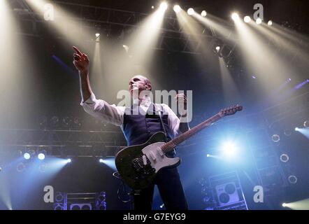 Gitarrist Francis Rossi von der Rockgruppe Status Quo auf der Bühne, während ihres Konzerts in der Wembley Arena in London. Stockfoto