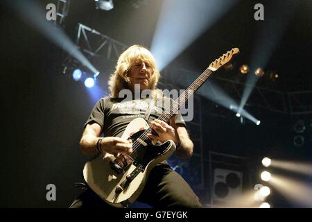 Gitarristen Rick Parfitt von der Rockgruppe Status Quo auf der Bühne, während ihres Konzerts in der Wembley Arena in London. Stockfoto