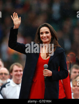 Laura Wright, bevor sie die Nationalhymne während der QBE International in Twickenham, London, sang. Stockfoto