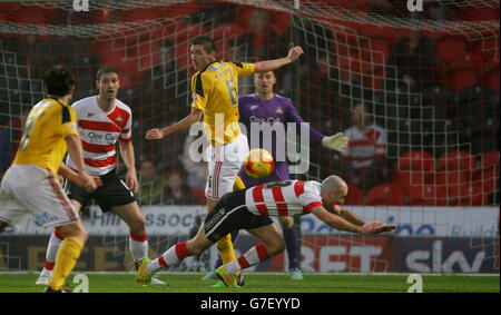 Chris Basham von Sheffield United (links) und Paul Keegan von Doncaster kämpfen während des Sky Bet League One-Spiels im Keepmoat Stadium, Doncaster, um den Ball. Stockfoto