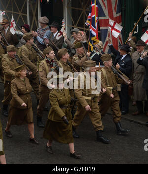 Dad's Army Dreharbeiten - Bridlington. Am Set des neuen Films „Dad's Army“ in Bridlington, East Yorkshire, findet eine Parade statt. Stockfoto