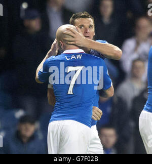 Lee McCulloch (hinten) der Rangers feiert das Tor seines Teams beim Eröffnungstreffer mit Teamkollege Nicky Law während des SPFL-Meisterschaftsspiels in Ibrox, Glasgow. Stockfoto