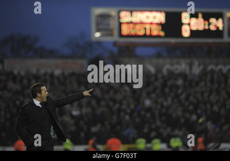 Fußball - Sky Bet League One - Swindon Town / Bristol City - County Ground. Der Manager von Swindon Town, Mark Cooper, wird während des Spiels gegen die zehn Männer von Bristol City angefeuert Stockfoto