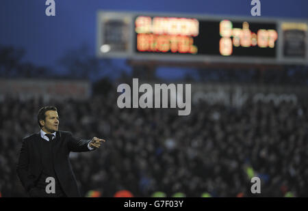 Der Manager von Swindon Town, Mark Cooper, wird während des angefeuert Spiel gegen die zehn Männer von Bristol City Stockfoto