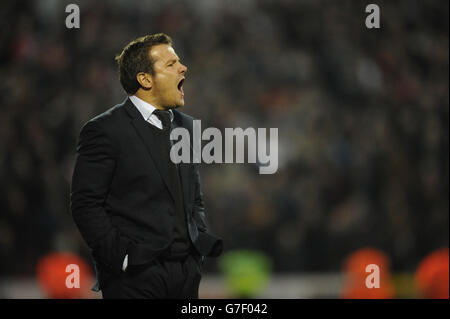 Fußball - Sky Bet League One - Swindon Town / Bristol City - County Ground. Der Manager von Swindon Town, Mark Cooper, wird während des Spiels gegen die zehn Männer von Bristol City angefeuert Stockfoto