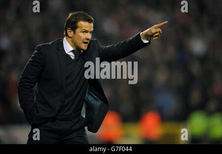 Der Manager von Swindon Town, Mark Cooper, wird während des angefeuert Spiel gegen die zehn Männer von Bristol City Stockfoto