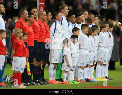 Der englische Wayne Rooney (Mitte) stellt sich mit seinem Team für die Nationalhymnen vor dem Start während des UEFA Euro 2016 Group E Qualifying-Spiels im Wembley Stadium, London, an. Stockfoto