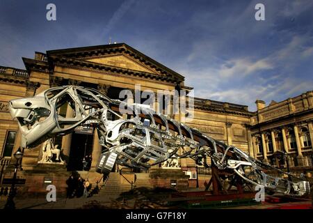 The Leaper, eine 45 Meter lange Skulptur, die von Mitarbeitern der Halewood-Fabrik des Unternehmens in Merseyside aus Jaguar Teilen gefertigt wurde, nimmt vor der Walker-Galerie in Liverpool einen besonderen Platz ein. Das Stück wurde als Teil der Ausstellung „Art DIY“ der Stadt hergestellt, die bis Januar stattfindet. Stockfoto