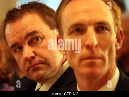 Die schottischen Labour-Führungsanwärter Neil Findlay (links) und Jim Murphy in den City Halls in Glasgow für eine Labour-schottische Führungsanwärter. Stockfoto