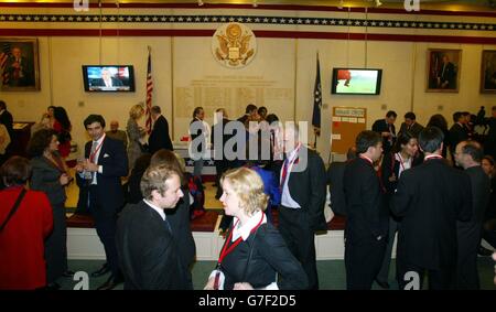 Gäste bei einer Wahlnacht-Party in der Botschaft der Vereinigten Staaten im Zentrum von London. Stockfoto