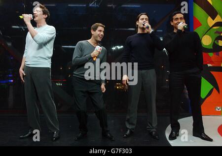 (Von links nach rechts) David Miller, Sebastien Izambard, Urs Bühler und Carlos Marin von der Opernsängergruppe Il Divo während ihres Gastauftritts auf MTV's TRL - Total Request Live - Show in ihren neuen Studios am Leicester Square im Zentrum von London. Stockfoto