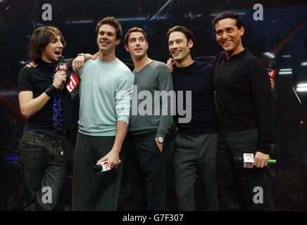 (V.l.n.r.)MTV-Moderator Alex Zane mit David Miller, Sebastien Izambard, Urs Bühler und Carlos Marin von der Operngesanggruppe Il Divo während ihres Gastauftritts auf MTV's TRL - Total Request Live - Show in ihren neuen Studios am Leicester Square im Zentrum von London. Stockfoto