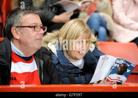 Fußball - Sky Bet Championship - Charlton Athletic gegen Bolton Wanderers - The Valley. Ein Fan liest das Spieltag-Programm auf den Tribünen Stockfoto