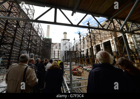 Die Gäste sehen das Innere des Battersea Power Station, London. Stockfoto