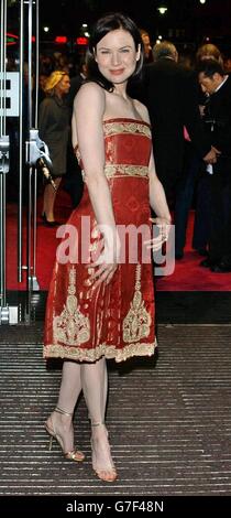 Der Star des Films Renee Zellweger kommt zur britischen Charity-Premiere von Bridget Jones: The Edge of Reason - zugunsten von Marie Curie Cancer Care - auf den Odeon Leicester Square im Zentrum von London. Stockfoto