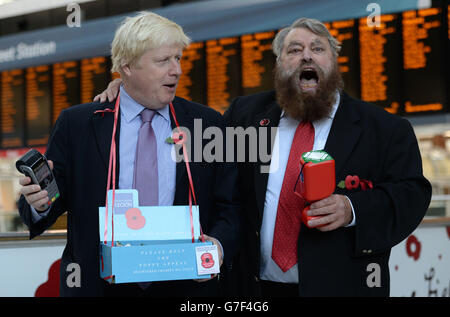 Der Bürgermeister von London Boris Johnson (links) und der Schauspieler Brian Blessed verkaufen Mohnblumen in der Liverpool Street Station im Zentrum Londons. Stockfoto