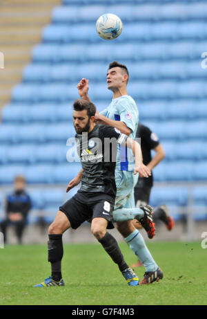 Conor Thomas von Coventry City (rechts) und Captain Jack Payne von Peterborough United fordern den Ball während des Sky Bet League One-Spiels in der Ricoh Arena in Coventry. DRÜCKEN SIE VERBANDSFOTO. Bilddatum: Samstag, 25. Oktober 2014. Siehe PA Story SOCCER Coventry. Das Foto sollte Tim Parker/PA Wire lauten. Stockfoto