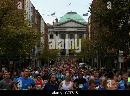 FOTO. Die Läufer gehen die Parliament Street entlang und passieren das Dublin City Hall, wo mehr als 14,000 Teilnehmer am 35. Dublin City Marathon in Dublin, Irland, teilnahmen. Stockfoto