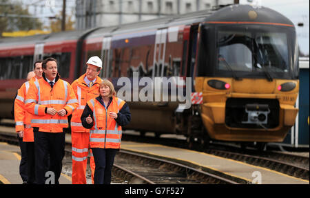 Bundeskanzler George Osborne und Premierminister David Cameron mit Depot-Manager Linda Wain und Engineering Director of East Midlands Züge Tim Sayer (zweite rechts), während sie Neville Hill Traincare Depot vor ihren Reden auf HS2 besuchen. Stockfoto