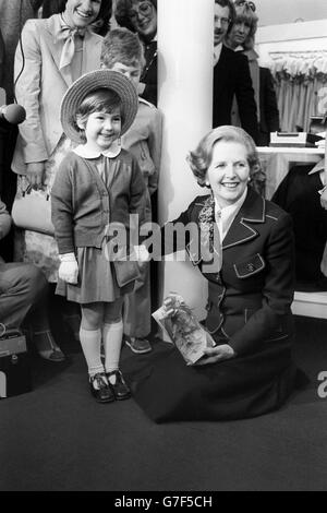 Margaret Thatcher zusammen mit der fünfjährigen Nicola Jane Greenlees, die ich dem Premierminister einen Orchideenspray an den Tory-Führer übergebe. Thatcher, der auf Wahlkampftour in den Midlands ist, besuchte die Fabrik von Grahame Gardner Ltd in der Stamford Street, Leicester. Stockfoto