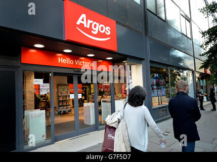 Der Haupteingang des neu renovierten Argos-Geschäfts im Zentrum von Victoria in London. Stockfoto