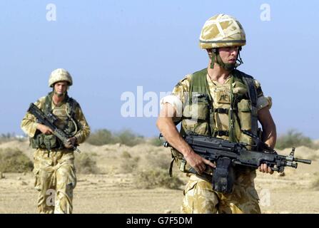 NUR FÜR ÜBERSEE: Soldaten der Black Watch Battle-Gruppe, decken Boden in der Nähe ihrer Foward-Operationsbasis 'Springfield' am Ostufer des Euphrat-Flusses, 25 Meilen südlich von Bagdad. Ein Black Watch Soldat wurde heute bei einem Mörserangriff auf die Camp Dogwood Basis verletzt, bestätigte das Verteidigungsministerium heute. Der Mod sagte, die Verletzungen seien nicht als lebensbedrohlich gedacht. "Ein Mörser landete heute im Gelände und verletzte einen Soldaten", sagte ein Sprecher. "Wir glauben nicht, dass der Soldat lebensbedrohliche Verletzungen hat." Stockfoto