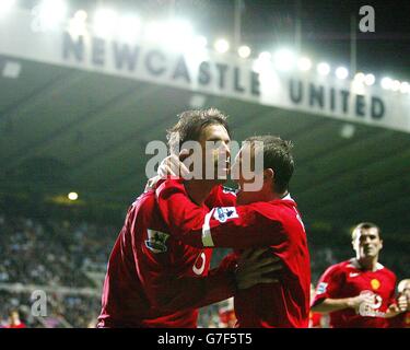 Wayne Rooney von Manchester United (rechts) feiert das Tor von Ruud Van Nistelrooy (links) gegen Newcastle United während des Barclays Premiership-Spiels im St. James' Park, Newcastle. Endergebnis Newcastle United 1-3 Manchester United. Stockfoto