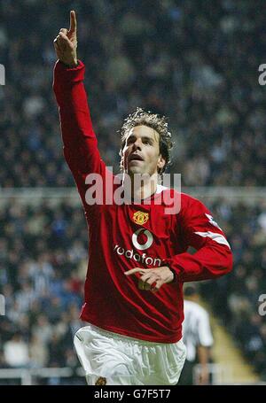 Ruud Van Nistelrooy von Manchester United feiert sein Tor gegen Newcastle United während des Barclays Premiership-Spiels im St. James' Park, Newcastle. Endergebnis Newcastle United 1-3 Manchester United. Stockfoto