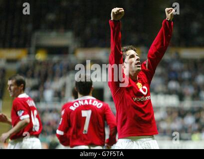 Ruud Van Nistelrooy von Manchester United (rechts) feiert sein Tor gegen Newcastle United während des Spiels der Barclays Premiership im St. James' Park, Newcastle. Endergebnis Newcastle United 1-3 Manchester United. Stockfoto