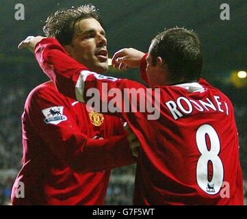 Wayne Rooney von Manchester United (rechts) feiert mit Torschützenkönig Ruud Van Nistelrooy (links) während des Barclays Premiership-Spiels im St. James' Park, Newcastle. Endergebnis Newcastle United 1-3 Manchester United. Stockfoto