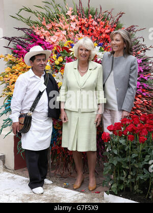 Die Herzogin von Cornwall und First Lady von Kolumbien Maria Clemencia Rodriguez Munera mit traditionellen kolumbianischen Silleteros, während sie den Quinta Bolivar Garten in Bogota, Kolumbien, im Rahmen ihrer Tour durch das südamerikanische Land besuchen. Stockfoto