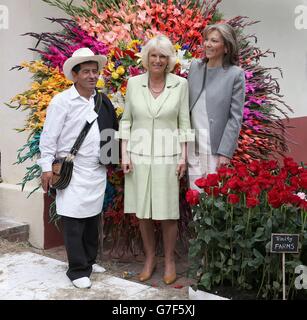 Die Herzogin von Cornwall und First Lady von Kolumbien Maria Clemencia Rodriguez Munera mit traditionellen kolumbianischen Silleteros, während sie den Quinta Bolivar Garten in Bogota, Kolumbien, im Rahmen ihrer Tour durch das südamerikanische Land besuchen. Stockfoto