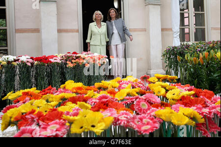 Die Herzogin von Cornwall, mit der First Lady von Kolumbien Maria Clemencia Rodriguez Munera während ihres Besuchs im Quinta Bolivar Garten in Bogota, Kolumbien im Rahmen ihrer Tour durch das südamerikanische Land. Stockfoto