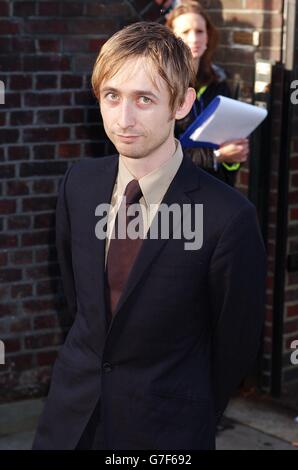 Sänger Neil Hannon kommt in den Air Studios im Norden Londons zur Neuaufnahme von „Do they Know IT's Christmas?“. Stockfoto