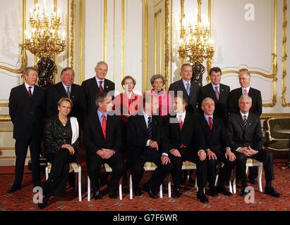 Der britische Premierminister Tony Blair und der französische Präsident Jacques Chirac im Lancaster House, im Zentrum von London, am Donnerstag, dem 18. November 2004, während des Besuchs des französischen Premierministers im Vereinigten Königreich anlässlich des 100. Jahrestages der Entente Cordiale. Stockfoto