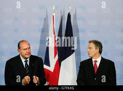 Der französische Präsident Jacques Chirac (links) zeigt, wie der britische Premierminister Tony Blair während des 27. Britisch-französischen Gipfels im Lancaster House in London zuschaut. Stockfoto