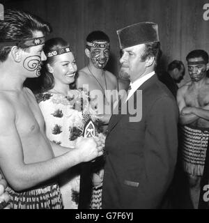 Musik - willkommen Maori Hi-Five - Acker Bilk - London Flughafen Stockfoto