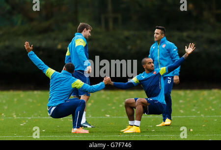 Theo Walcott von Arsenal (rechts) und Alex Oxlade-Chamberlain (links) während eines Trainings in London Colney. Stockfoto