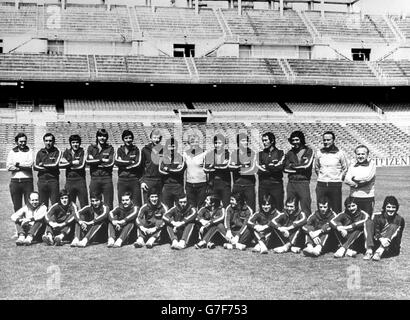 Die spanische Mannschaft, die bei der FIFA Fußball-Weltmeisterschaft 1978 in Argentinien spielen soll. (Hintere Reihe, l-r) Arzt, Ascensin, Dani, Migueli, Urruticoechea, Rexach, Juanito, Kubala (Trainer), Uria, Biosca, Pirri, RUV Ruben Cano, Gustavo Biosca (zweiter Trainer) und ein Techniker. (Vorne, l-r) Mur (Masseur), Arconada, Olmo, San Jose, Maranon, Quini, Guzman, Santillana, Marcelino, Cardenosa, De la Cruz, Migual Angel und Leal. Stockfoto