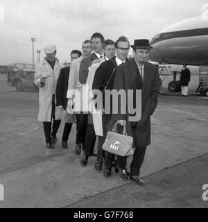 Mitglieder seiner Paramount Jazz Band folgen Acker Bilk (r) zu einem BOAC Liner am London Airport. Acker und seine Musiker flogen zu einer fünfwöchigen Tour durch Neuseeland, Australien, Singapur, Kuala Lumpur und Hongkong. Stockfoto