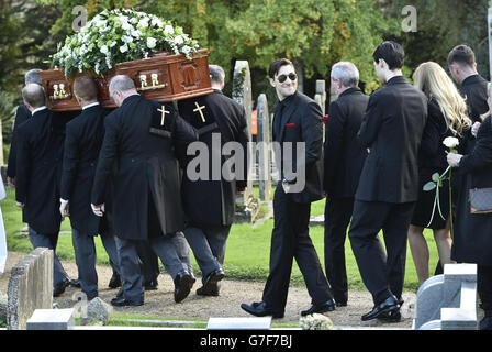 Der Sarg von Lynda Bellingham wird nach ihrem Trauerdienst in der St. Bartholomew's Church in Crewkerne, Somerset, auf den Friedhof getragen. Stockfoto