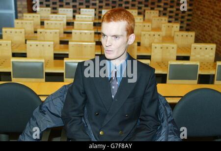 Mark Chisholm kommt im Palais des Justice, Dijon, Frankreich an. Herr Chisholm war der Fahrer eines Schulbusses, als er in Dijon auf dem Weg nach Barcelona abgestürzt war. Ein junges Mädchen starb und mehrere Schüler und Lehrer wurden schwer verletzt. Chisholm wird des unfreiwilligen Totschlags beschuldigt und wird beschuldigt, den Tod von Katherine Fish und die unfreiwillige Verletzung von 19 anderen durch das Fahren ohne die gebotene Sorgfalt und Aufmerksamkeit verursacht zu haben. Das Urteil und die Verurteilung sollen stattfinden. Stockfoto