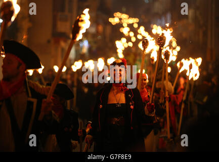 Teilnehmer parade durch die Stadt von Lewes in East Sussex, wo eine jährliche Lagerfeuer-Nacht, die Prozession der Lewes Bonfire Gesellschaft gehalten wird. Stockfoto