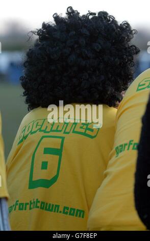 Ein Anhänger der Stadt Garforth, der eine Perücke und ein Souvenir-T-Shirt trägt, sieht zu, wie der ehemalige brasilianische Fußballstar Sokrates sein Debüt für Garforth Town gegen Tadcaster Albion in der Northern Counties East League First Division gibt. Stockfoto