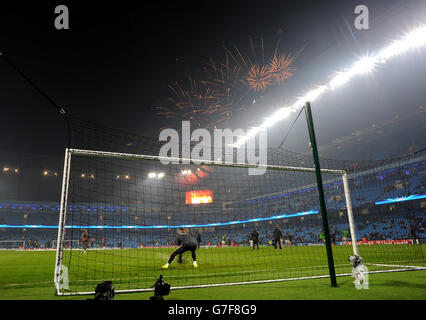 Das Feuerwerk über dem Etihad Stadium wird anlässlich des Guy Fawkes Day während der Aufwärmphase vor dem Spiel der UEFA Champions League Gruppe E im Etihad Stadium in Manchester ausgetragen. DRÜCKEN Sie VERBANDSFOTO. Bilddatum: Mittwoch, 5. November 2014. Siehe PA Geschichte FUSSBALL man City. Bildnachweis sollte lauten: Martin Rickett/PA Wire Stockfoto